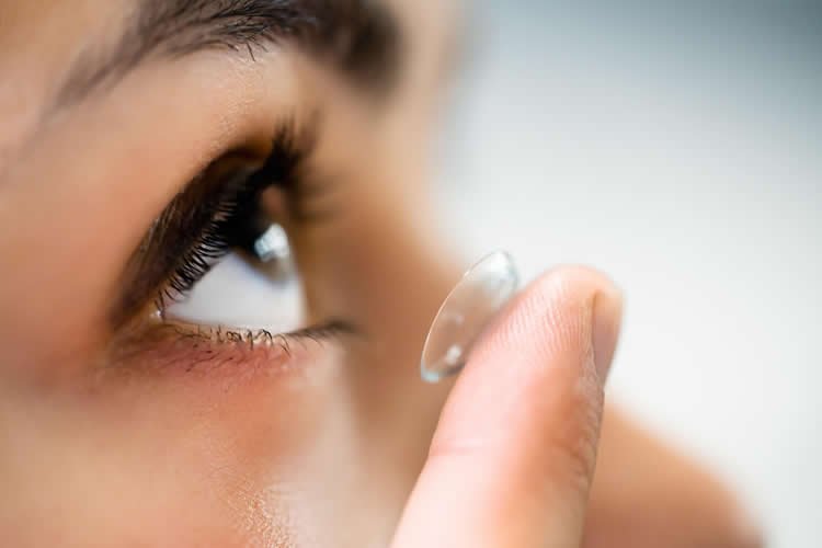 insertar-lentes-de-contacto-en-el-ojo_v2
