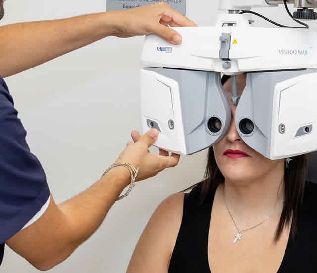 óptico realizando examen ocular a paciente