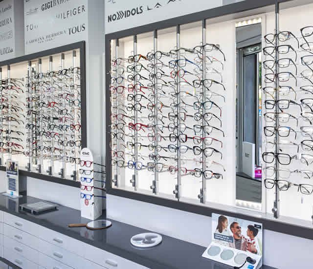 imagen interior de la optica 1500 mostrando gafas