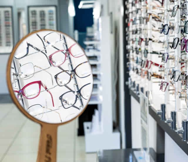 imagen de espejo reflejando un expositor de gafas