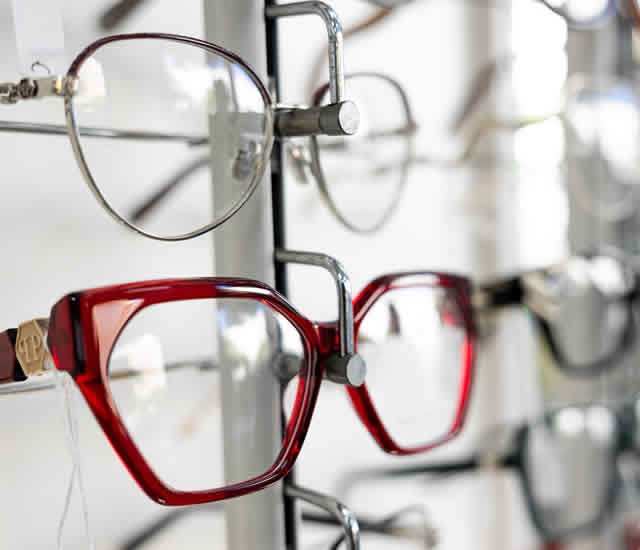imagen de expositor de gafas, una roja y otra de metal