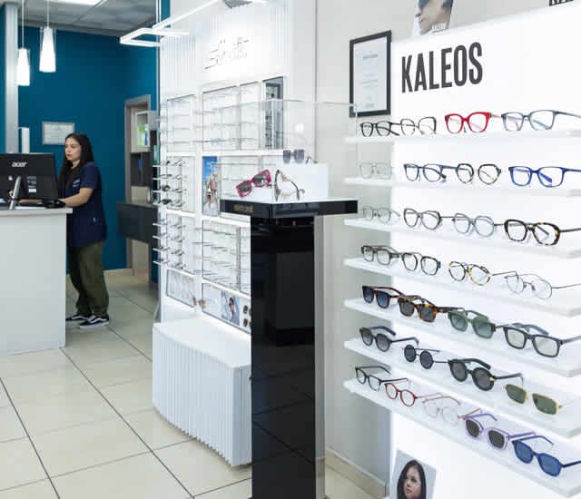 imagen de expositor de gafas y ayudante al fondo